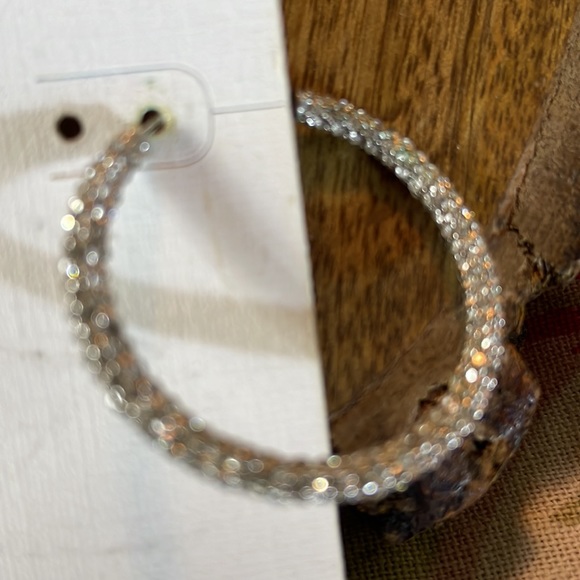 KENDRA SCOTT Silver Rhinestone Hoops Push-Back 1” Round Timeless Classic $80 NEW - Picture 4 of 16